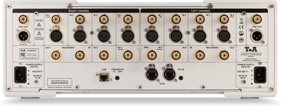 Stereo-Vorverstärker T+A P 3100 HV, silberne Rückseite mit vergoldeten RCA-Buchsen, schwarzen XLR-Buchsen und Netzanschlüssen