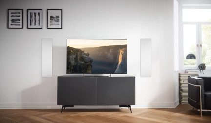 Mobile TV dal design grigio antracite con schermo piatto, soggiorno moderno con parquet chiaro e decorazione minimalista