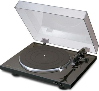 Platine vinyles Denon DP-300F noir, vue de 3/4 avant droit, couvercle transparent ouvert, bras de lecture avec cellule