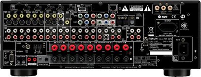 Fronten af Denon AVR-3310 hjemmebiografsforstærker, med mange audio/video-stik, knapper og drejeknapper til justering