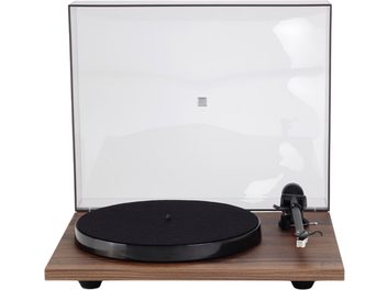 Πικάπ hi-fi Rega Planar 1 με επένδυση από λαμινέ ξύλο, όψη από μπροστά, ορθογώνια βάση με φινίρισμα ξύλου, διαφανές καπάκι ανυψωμένο, κυκλικός μαύρος δίσκος, μαύρος βραχίονας ανάγνωσης τοποθετημένος στα δεξιά.