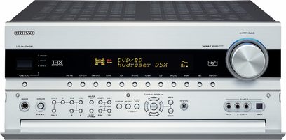 Onkyo TX-NR1007 hjemmebiograf-forstærker, forsiden i sølvfarve, sorte knapper og drejeknapper, blå display, hovedtelefonstik