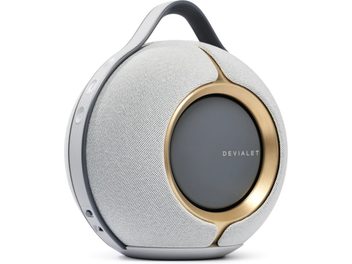 Безжичен високоговорител Devialet Mania, гледан отпред, овална форма, сива акустична решетка, златист контур, Операта в Париж