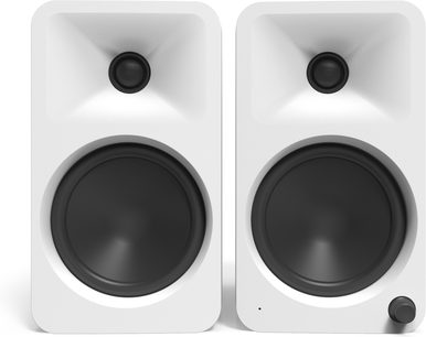 Set aus zwei Kanto ORA4 Smart-Lautsprechern im robusten Gehäuse mit matter weißer Oberfläche, Frontansicht mit eingelassenem Hochtöner, großem schwarzen Woofer und Lautstärkeregler an der rechten Box
