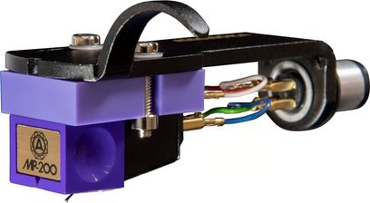 Nagaoka MP-200H violet pickup i plast med guldbelagt plade, monteret på sort metalheadshell med synlige skruer og flerfarvede ledninger, set fra venstre forreste trekvart perspektiv