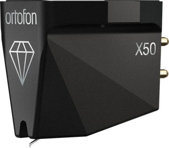 Melna, slīpēta Ortofon MC X50 hi-fi kasetne, skatā trīs ceturtdaļās, ar logotipu un sānos izvietotiem zeltītiem savienotājiem