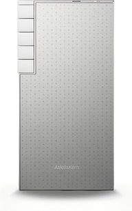 Odtwarzacz audiofilski Astell&Kern PD10 w srebrnym aluminium, widok z tyłu, powierzchnia pokryta mikrowzorem trójkątnym i logo na dole, pięć prostokątnych przycisków ustawionych pionowo na lewej krawędzi
