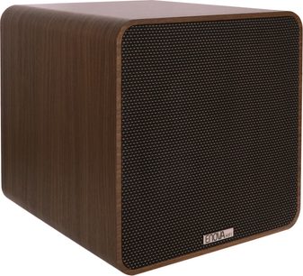 Enova HIFI Vela Sub 8A subwoofer, set fra en vinkel, kubisk kabinet med træfinish, sort tekstureret frontgitter, logo nederst