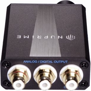 Bærbar Nuprime uDSD digital-til-analog audiokonverter i sort, 3 forgyldte jackudgange, sølvfarvet logo på forsiden