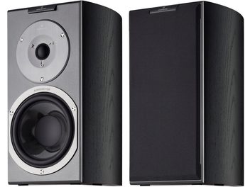 Diffusore da scaffale AudioVector R1 Signature in frassino nero, vista frontale e laterale, cabinet in legno scuro, altoparlante rotondo color argento