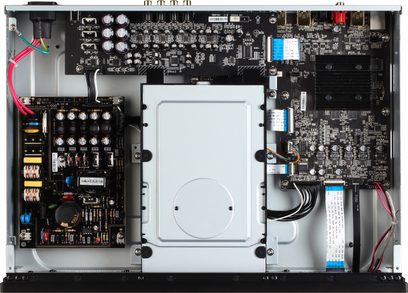 Vnitřek černého přehrávače Blu-ray OPPO BDP-103EU, pohled shora, otevřený kryt, elektronické součástky a tištěné spoje