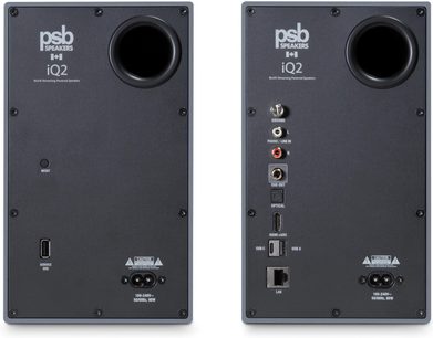 Par PSB iQ2 forbundne højttalere i granitgrå, set bagfra med port, lydindgange, HDMI eARC, USB og LAN