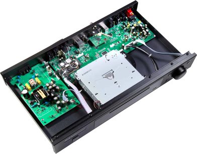 Lettore audio di rete IOTAVX NP3 aperto, vista interna con circuiti verdi, chassis nero e grande manopola sul frontale