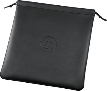 Sort, blød pose i kunstlæder set let skråt ovenfra, med snørelukning i de øverste hjørner og Audio Technica ATH-R50X-logo præget i midten