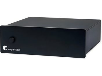 Hi-fi усилвател Pro-Ject Amp Box S3 черен, изглед под три четвърти с изчистен преден панел и бутон отляво на предния панел