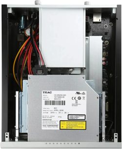 Indvendigt i Aurender ACS100 hi-fi-CD-afspiller med TEAC-mekanisme og flerfarvede kabler