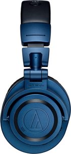 Sluchátka Audio Technica ATH-M50xBT2DS v tmavě modré metalické barvě, pohled z levého profilu, uzavřená náušníky a oblouk