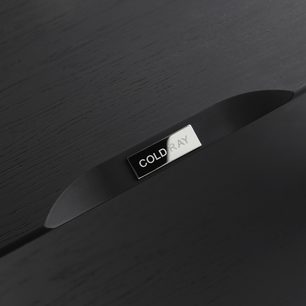 Mat sort kniv med skarp klinge og rektangulært håndtag med sølvfarvet indskrift "COLD RAY" på sort baggrund