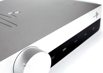Forsiden af en Perreaux Audiant stereo hi-fi forstærker, i børstet aluminium, med kontrolknapper og digitalt display