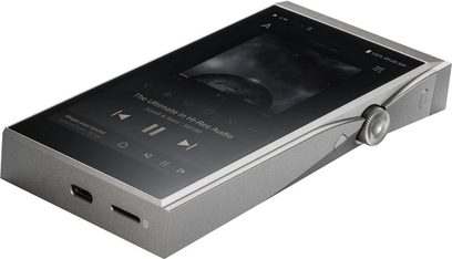 Astell&Kern SE180 sølvfarvet audiofil musikafspiller, set forfra i perspektiv, med skærm, drejeknap og kontrolknapper