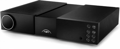 Naim Audio NAC 332 stereo ön amplifikatör, siyah fırçalanmış metal kasa, üç hizalı modül, sol tarafta gümüş renkli dairesel ses kontrol düğmesi, ortada beyaz naim logosu, sağ tarafta altı yuvarlak giriş düğmesi, sağ tarafta yuvarlak güç düğmesi, sağ altta kulaklık çıkışı, yan kanatçıklar, üç çeyrek ön görünüm