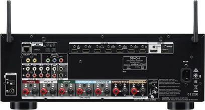 Denon AVR-X2200W hjemmebiograf-forstærker, bagside, audio/video-tilslutninger, Wi-Fi-antenner, højttalertilslutninger og strømforsyning