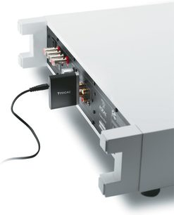 Trådløs sender fra Focal, sort kabinet, stik og knapper på siden, monteret på en grå metalstøtte