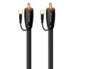 Černý subwooferový kabel Audioquest Black Lab s dvojitým pláštěm, pozlacenými RCA konektory a vidličkovými zemnícími koncovkami