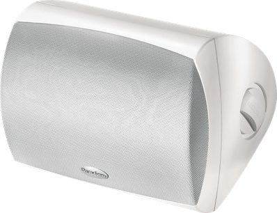 Altavoz de exterior Stylus 370-SM, vista en ángulo, rejilla perforada en el frontal, carcasa rectangular redondeada, puerto lateral circular