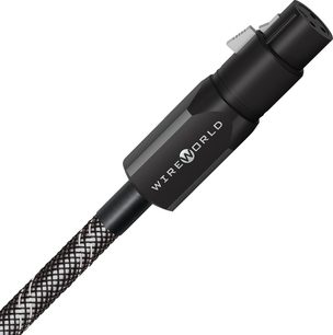 Digitální audio kabel AES/EBU o délce 0,5 m s černým válcovým konektorem, viditelným logem, černobílým opleteným pláštěm, detailní pohled