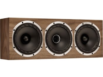 Cassa centrale Fyne Audio F500S LCR, cabinet in legno finitura noce, tre altoparlanti neri con bordi metallici, vista a 3/4