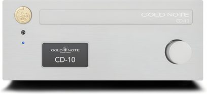 Visokokakovostni CD predvajalnik Gold Note CD-10 srebrne barve, pogled od spredaj, okrogel gumb na desni, osrednji zaslon, logotip zgoraj levo