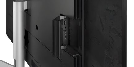 Achterkant van zwart pc-scherm met zilveren standaard en afneembare zijhub, HDMI-, USB-C- en hoofdtelefoonaansluiting