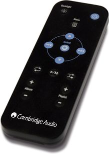 Sort Cambridge Audio fjernbetjening med runde blå og hvide knapper, set forfra i tæt optagelse på sort baggrund