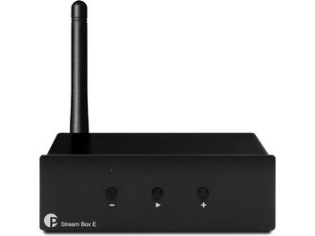 Pro-Ject Stream Box E must võrguheli mängija, eestvaade vertikaalse antenniga ja kolme nupuga esipaneelil