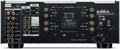 Wzmacniacz hi-fi stereo Denon PMA-2020AE w kolorze srebrnym, widok z przodu panelu sterowania z przyciskami, gniazdami i wskaźnikami