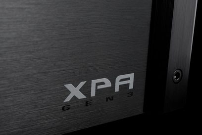 Emotiva XPA Gen3 effektforstærker, nærbillede af frontpanel, mat sort finish, indgraveret "XPA GEN 3" logo