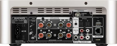 Marantz MCR-612 høyttalersystem i sølv, forfra, med lyd/video-innganger, høyttalere, skjerm og kontroller