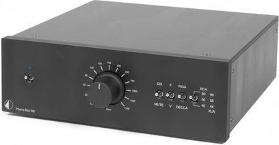 Pro-Ject Phono Box RS sort forstærker, frontvisning, rektangulært mat sort kabinet, knapper og stik på forsiden