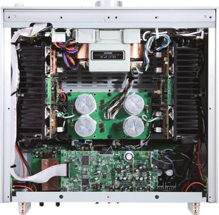 Onkyo A-9000R schwarzer Stereo-Hi-Fi-Verstärker, Innenansicht mit grünen Leiterplatten und silbernen Kühlkörpern für elektronische Komponenten