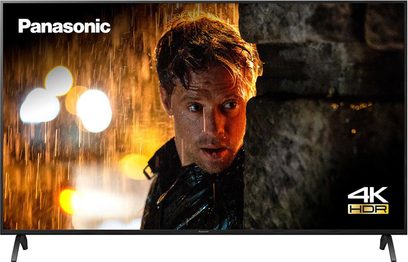 Panasonic TX-55HX940E 4K HDR-fjernsyn der viser et nærbillede af en mand i regnen, oplyst af uskarpe lys