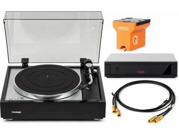 Svart Thorens-platespiller med åpent støvdeksel, oransje Ortofon-pickup, Rega-forforsterker og RCA-kabel
