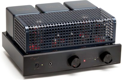 Integrovaný stereo lampový zesilovač Cayin CS-55A KT88 v černé barvě, s černým kartáčovaným kovovým šasi, dvěma velkými kulatými knoflíky na předním panelu, kovovou mřížkou chránící žhavící lampy a třemi kryty transformátorů na horní straně, pohled zepředu ze tří čtvrtin