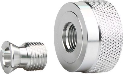 Silverfärgad metallisk tryckplatta, gängad i mitten, med en räfflad cylindrisk mutter på sidan, frontvy