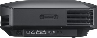 Sony VPL-HW65ES sort videoprojektor, set forfra, afrundet rektangulær form, ventilationsgitre, centreret linse, knapper og porte på siden