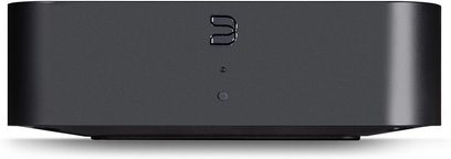 Lettore audio di rete BlueSound HUB nero, vista frontale, forma rettangolare arrotondata, logo "b" cromato in rilievo