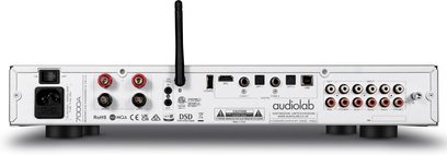 Стерео інтегрований Hi-Fi підсилювач Audiolab 7000A сріблястого кольору ззаду з роз'ємами RCA, цифровими портами, антеною та вимикачем.