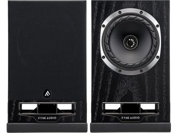 Coppia di diffusori Fyne Audio F5S in frassino nero, vista frontale, uno con griglia, altoparlante coassiale, condotto reflex frontale rettangolare