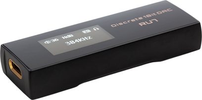 Bærbar Cayin RU7 lydkonverter i sort aluminium med indbygget monokrom skærm, gyldne inskriptioner på oversiden og gylden USB-C-port på venstre side, set fra trekvart forfra