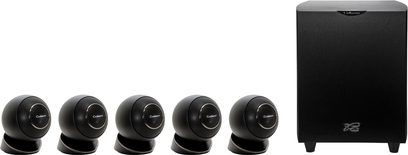 Pakke med 5 kompakte Cabasse Eole 4 højttalere i sort og 1 Cabasse Orion subwoofer i sort, set forfra på hvid baggrund